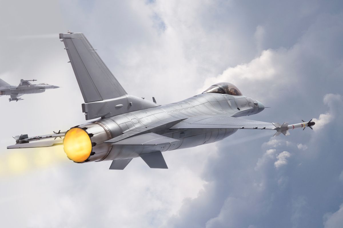 Jet Fighters flying in cloudy weather